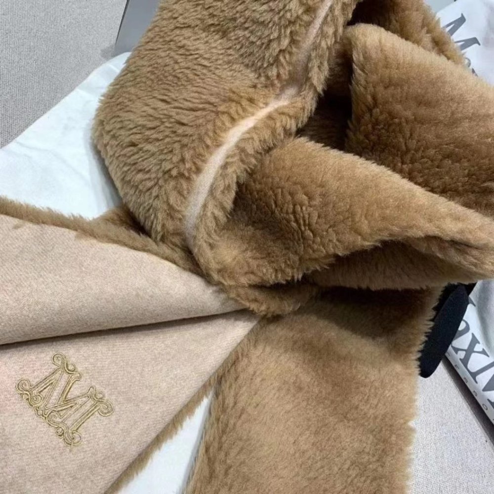 Sold🔥MaxMara Teddy Camel Scarf - Picture 2 of 10